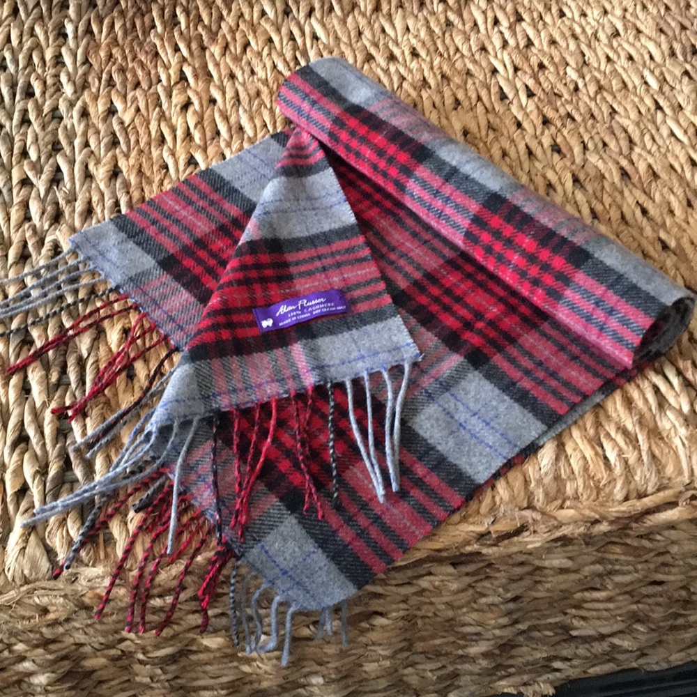 Alan Flusser scarf. NWOT. Red/gray plaid. Oblong.